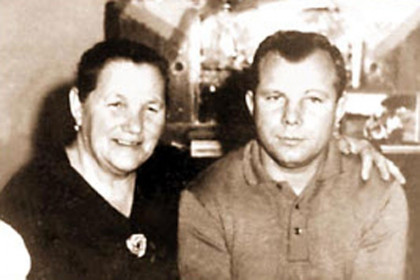 Юрий Гагарин с мамой Анной Тимофеевной
